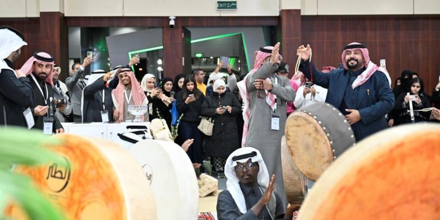 شاهد| زوار معرض "SNP Expo2" بالكويت يشاركون في العرضة السعودية - ميديا سبورت