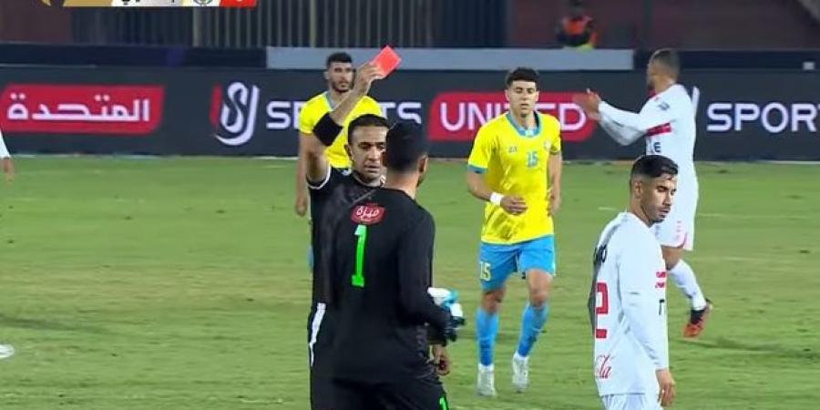 الدوري الممتاز: ناصر ماهر لاعب الزمالك يحصل على البطاقة الحمراء بعد ضرب مدافع الإسماعيلي بدون كرة - ميديا سبورت