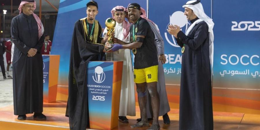 تتويج التعاون بكأس الدوري السعودي الممتاز لكرة القدم الشاطئية  - ميديا سبورت