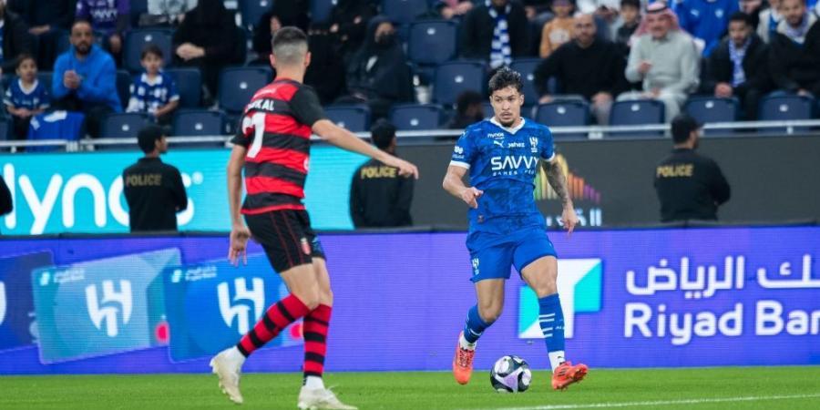 بالفيديو.. رد فعل جماهير الهلال ضد حكم مباراة الرياض ـ عاجل - ميديا سبورت