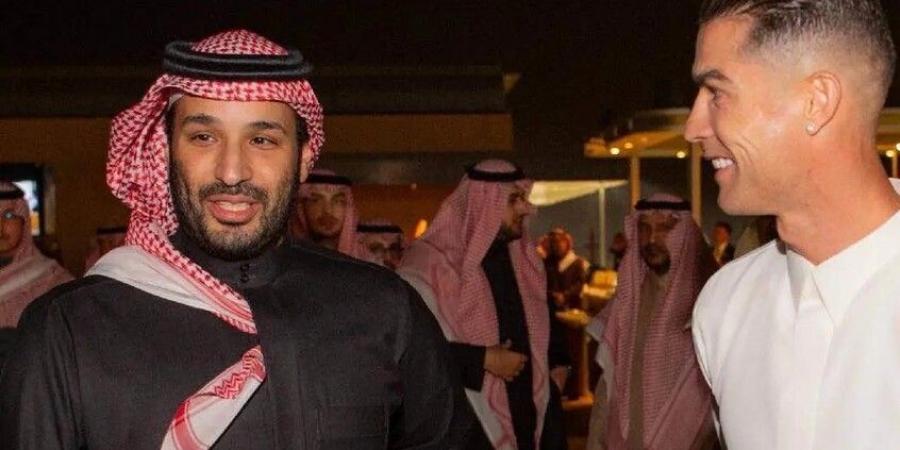 صورة تجمع كريستيانو رونالدو بالزي الوطني السعودي مع الأمير محمد بن سلمان و"الدون" يعلق - ميديا سبورت